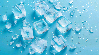 夏日清凉透明的冰块摄影图