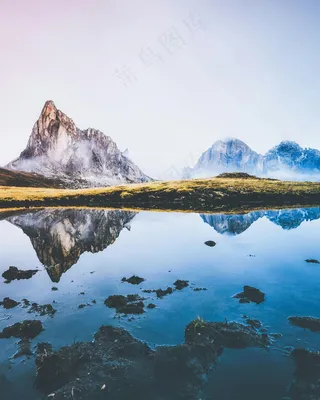 静谧山湖倒影如梦