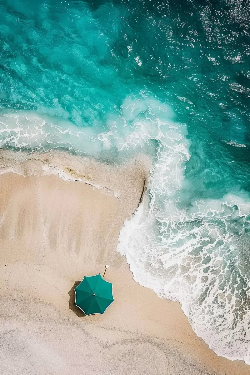 夏日海滩蓝色海洋度假摄影图(2688x4032)