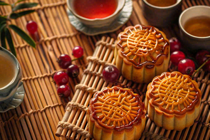 中国传统糕点月饼竹制托盘上的茶杯中秋节摄影图(1344x896)