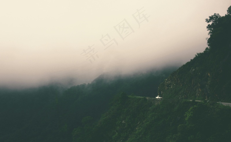 云雾缭绕的山路