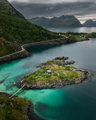 碧海蓝湾中的孤独小屋