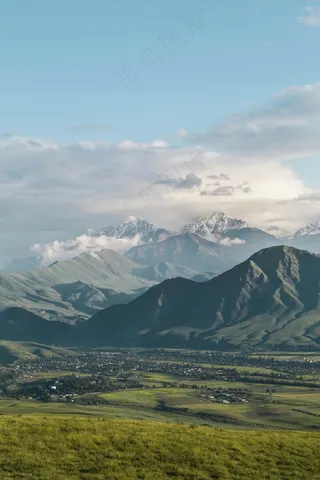 开阔壮丽的群山