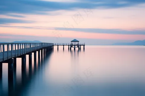 海边栈道夕阳晚霞倒影海面粉紫蓝色晚霞摄影图 海边栈道夕阳晚霞倒影海面粉紫蓝色晚霞摄影图