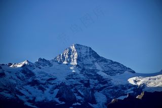 冰雪覆盖的山峰