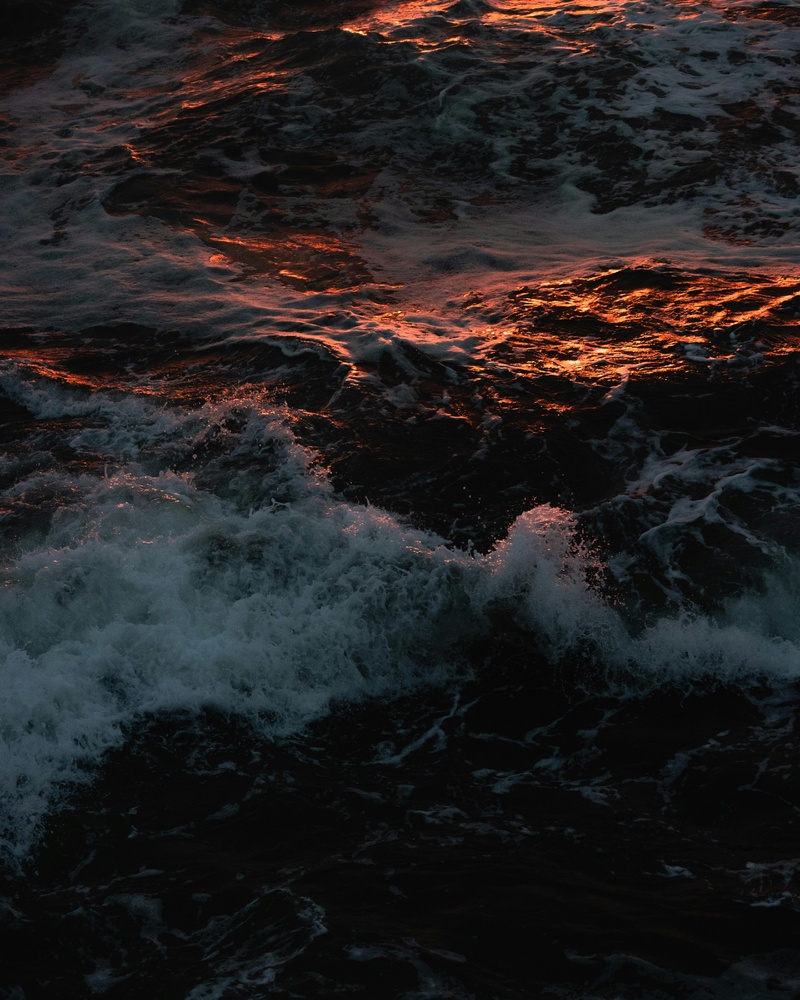 落日余晖映照的汹涌海浪