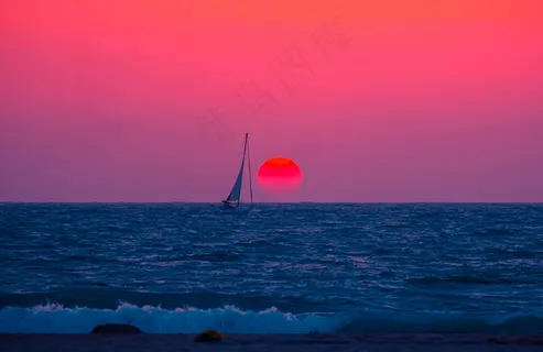 绚丽霞光下的孤帆与海洋
