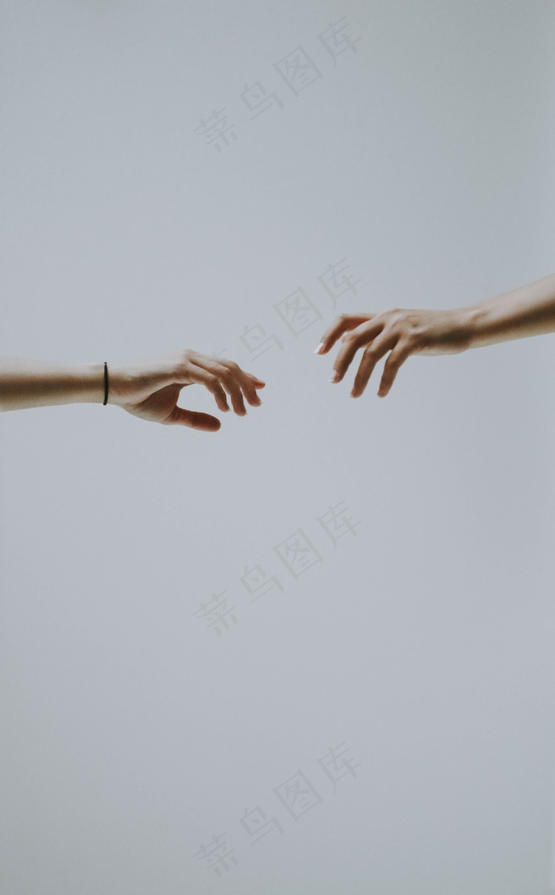 正在贴近的两只手