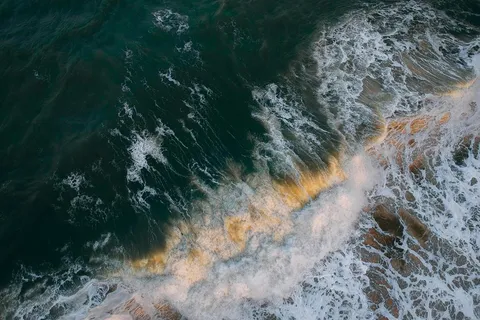 蔚蓝海水的细沙边缘 蔚蓝海水的细沙边缘