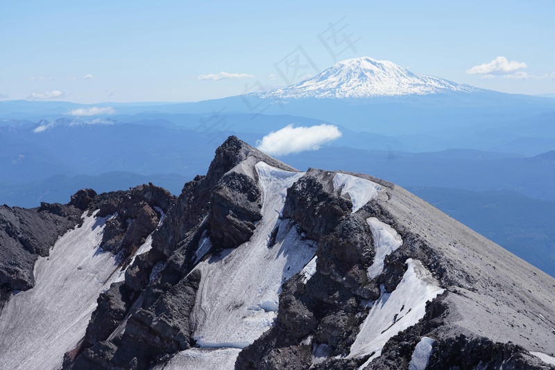 雄伟的山峰之景
