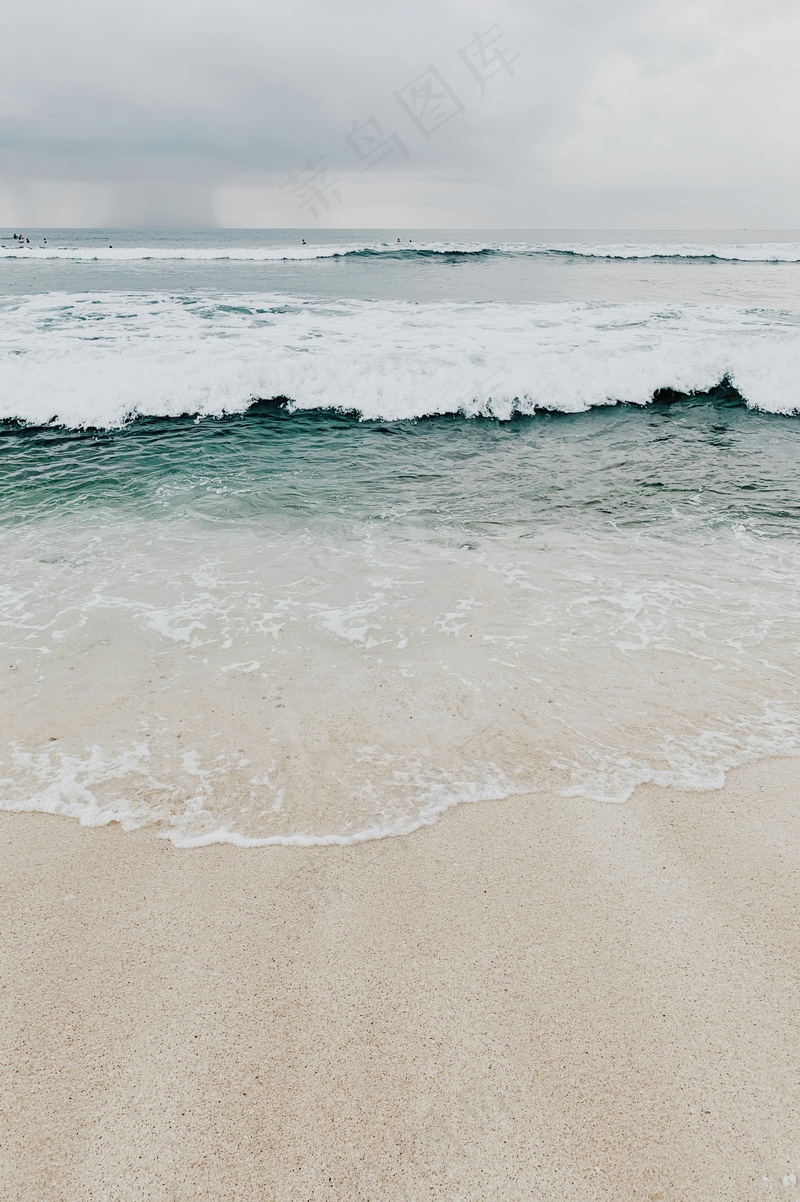海浪轻拍沙滩