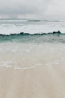 海浪轻拍沙滩