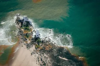 海岸线上的波浪与岩石