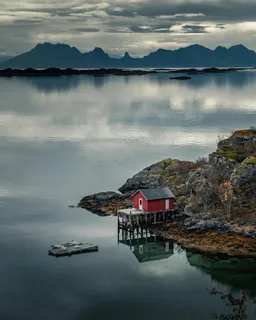 宁静峡湾中的孤立红屋