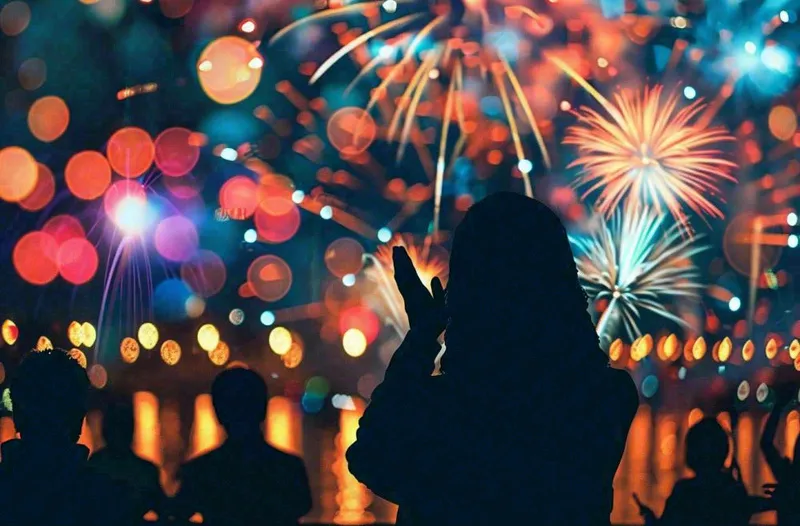 烟花绽放节日人物剪影背景庆祝小年除夕夜背景(1360x896)