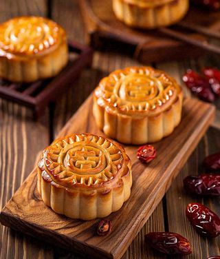 中国美食月饼糕点中秋木质托盘摄影图