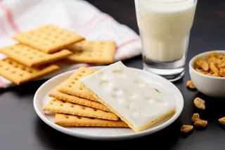 营养早餐苏打饼牛奶坚果摄影图