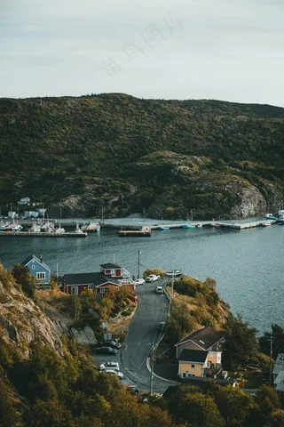 宁静海湾的渔村黄昏