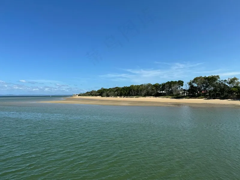 宁静海滩边的悠闲午后