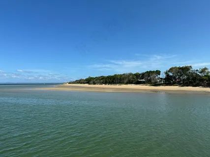 宁静海滩边的悠闲午后