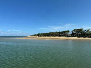 宁静海滩边的悠闲午后