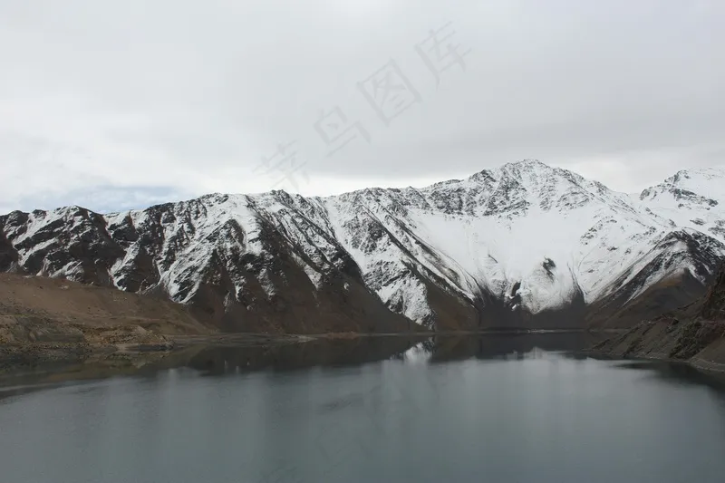 雪山映湖图