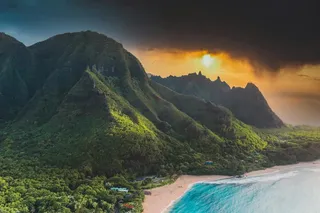 神秘岛屿的黄昏霞光