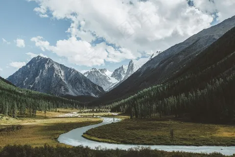静谧山谷与蜿蜒河流的壮丽景致 静谧山谷与蜿蜒河流的壮丽景致