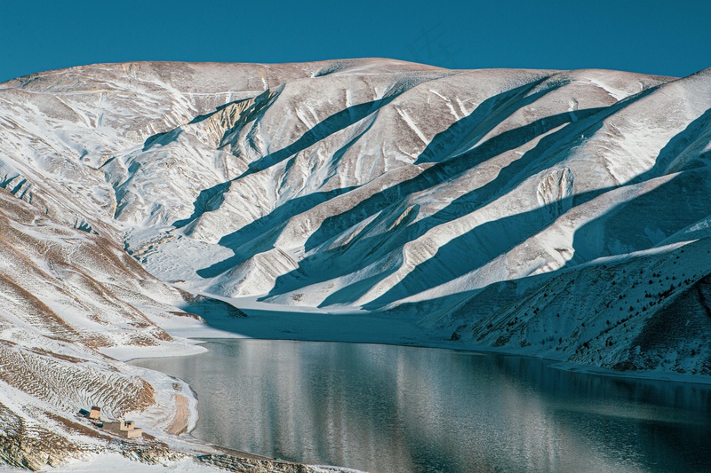 冬季雪覆山川和宁静湖水