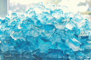 夏日清凉透明的冰块摄影图