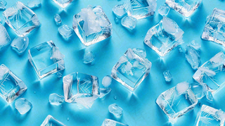 夏日清凉透明的冰块摄影图