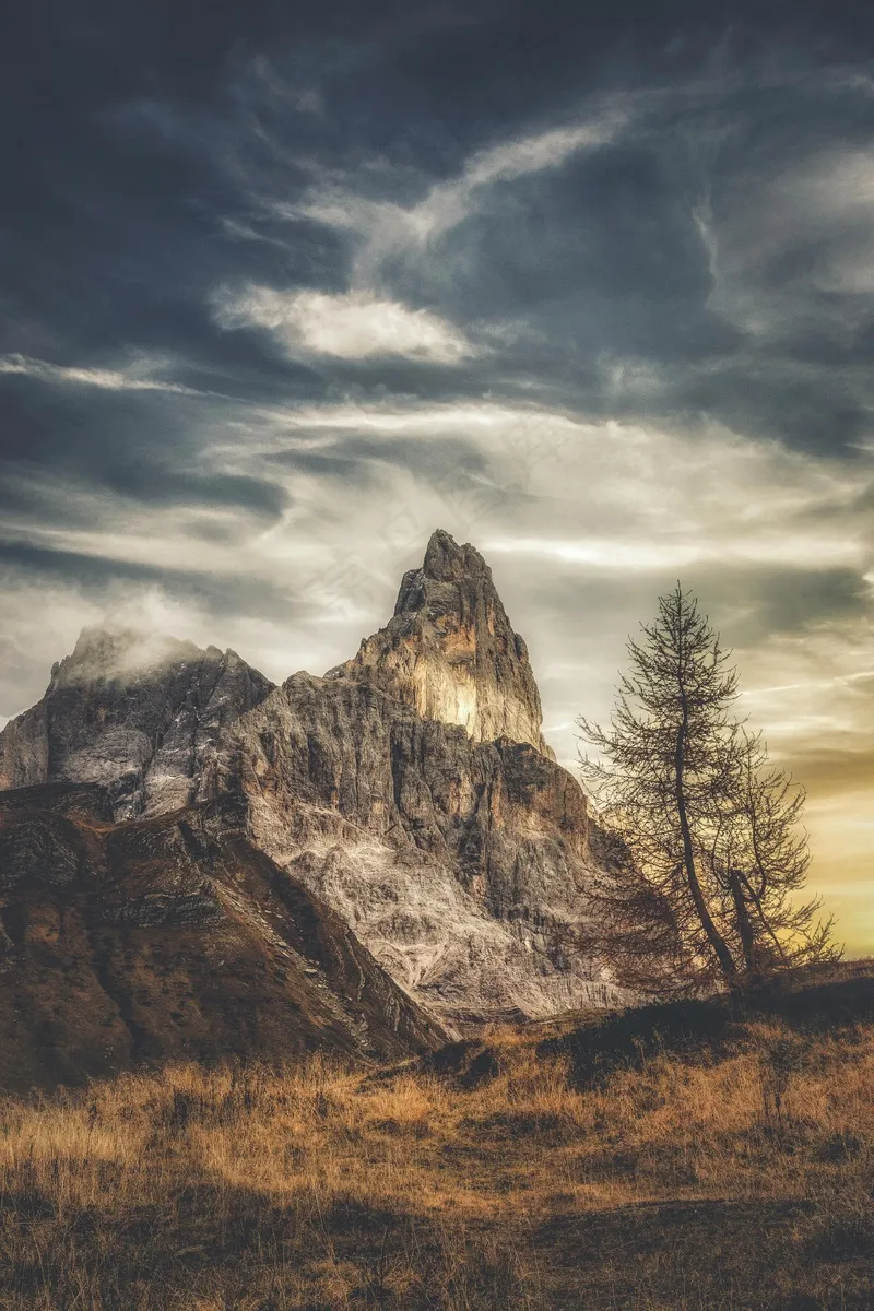 黄昏时分的孤独山峰