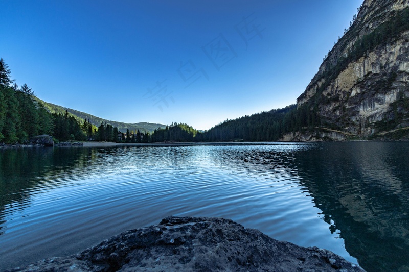 山间湖光山色