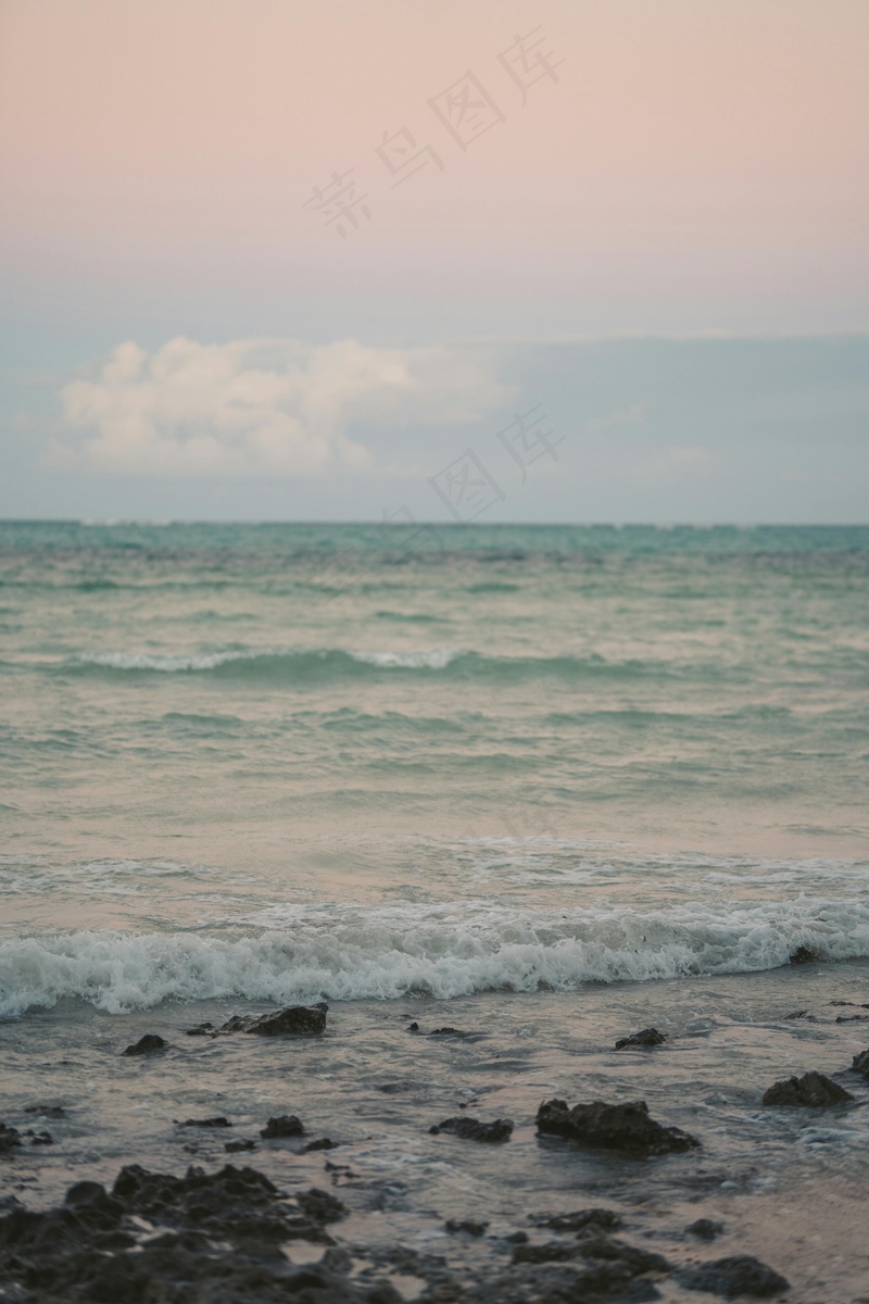 宁静海岸线的暮色降临