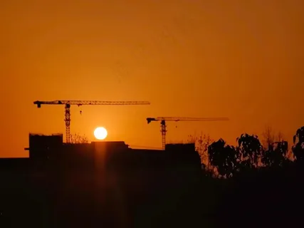 塔吊下的夕阳