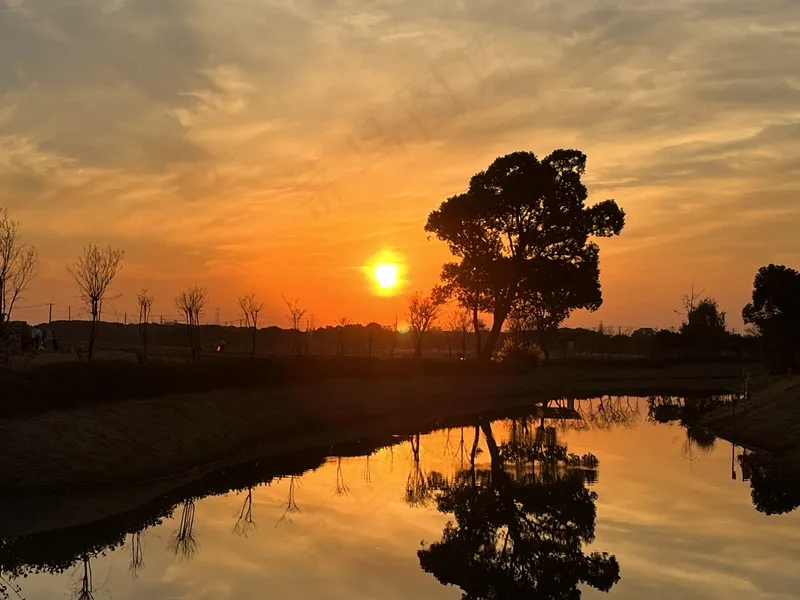 落日夕阳倒影