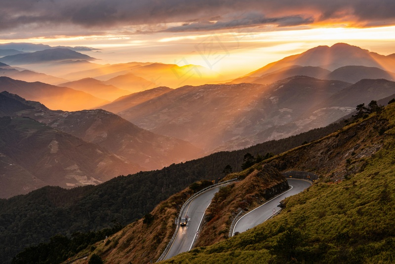 蜿蜒山路夕阳图