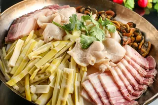 笋干肉片铁锅炖