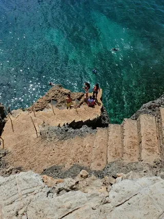 悬崖上的夏日海滨乐趣