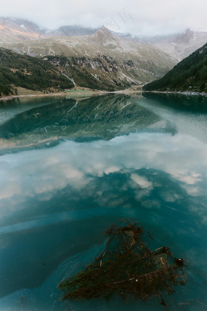 静谧的山湖