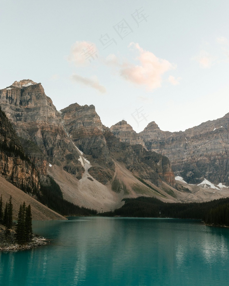 山间的碧湖