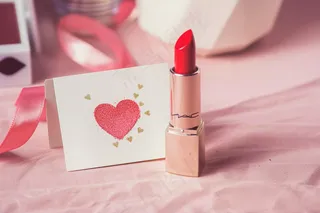 口红礼物妇女节女神节粉色礼物摄影图