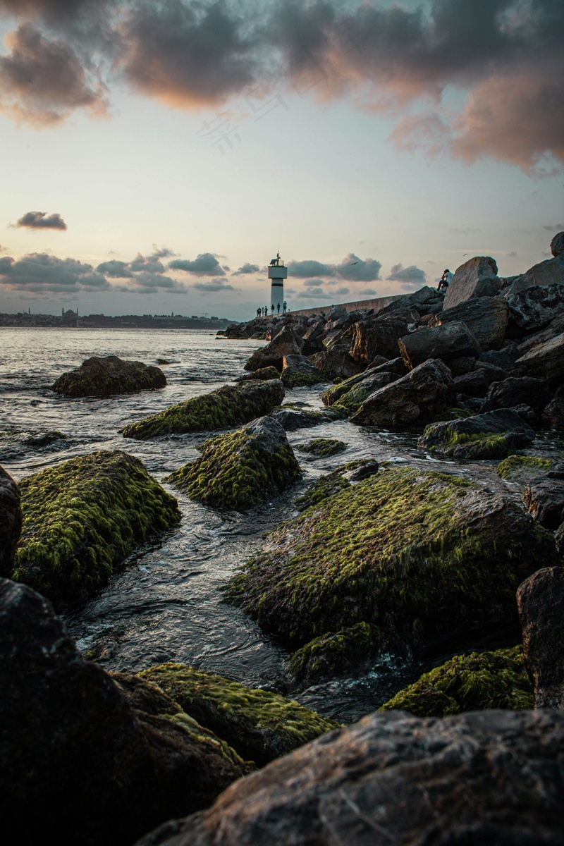 海岸線上的灯塔和夕阳余晖