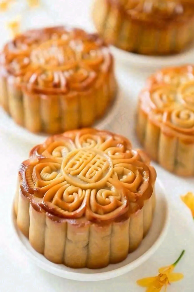 精美月饼中秋美食小清新鲜花装盘摄影图(896x1344)