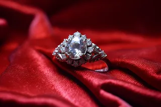 钻戒婚戒戒指红丝绒礼盒包装摄影图