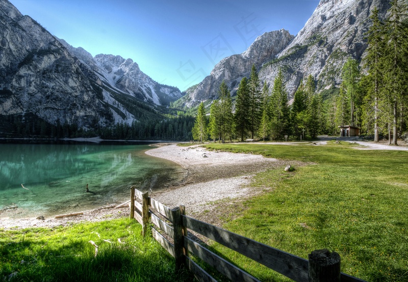 宁静山谷与碧绿湖泊的天堂之景