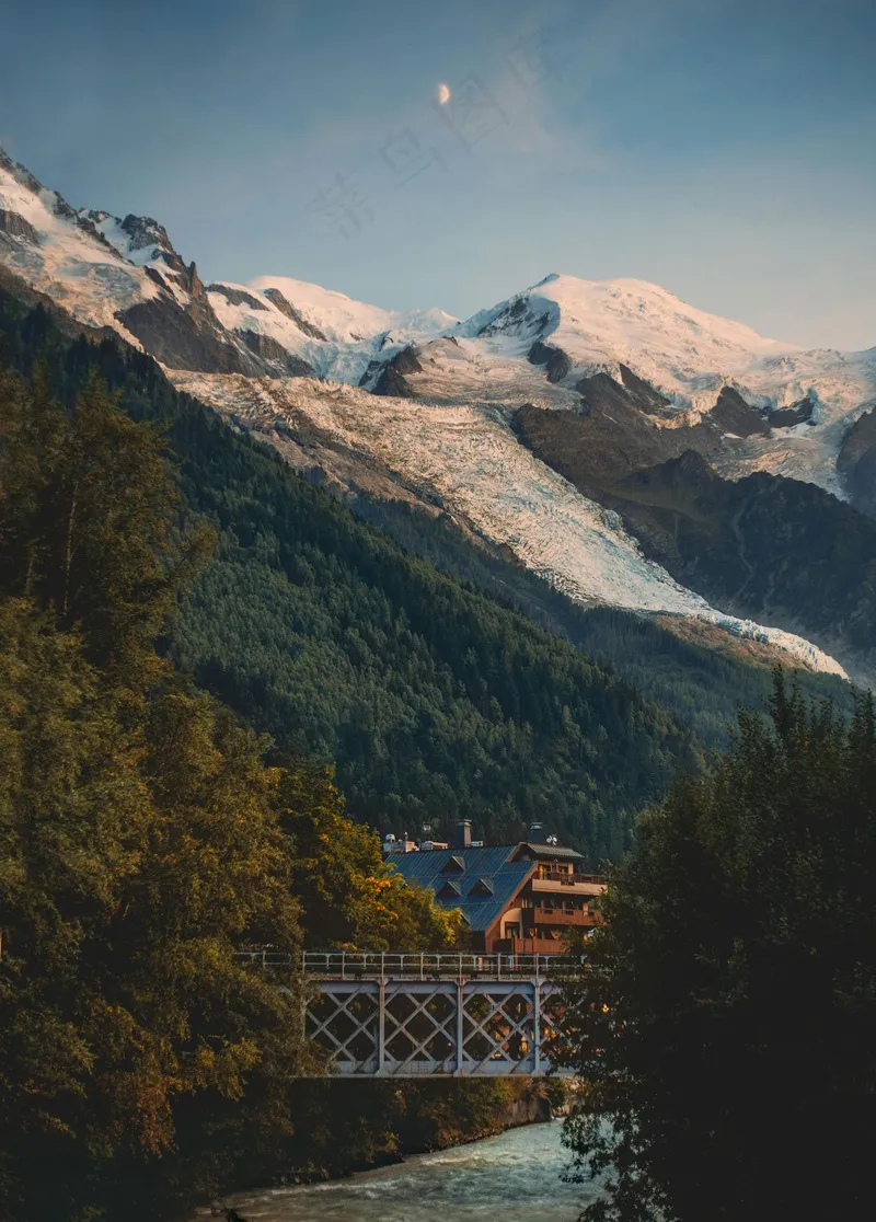 雪山下的宁静小镇