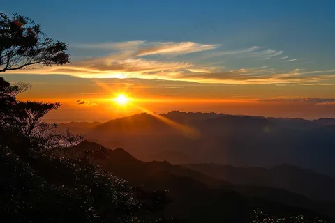 清晨日出朝霞云层摄影图