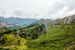 云雾缭绕绿色山谷