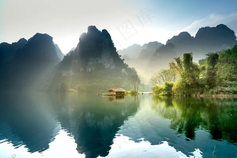 晨雾缭绕的宁静山水